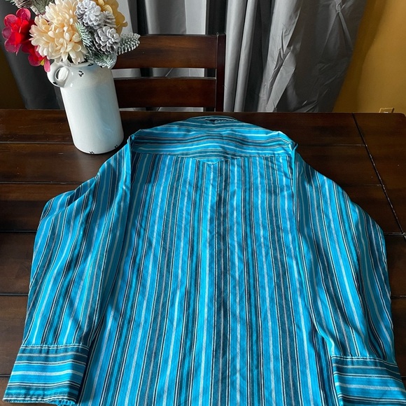 Wrangler Men’s Large Blue Striped Button Down Long Sleeved Shirt - Picture 2 of 3